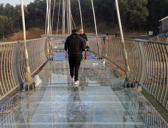 浙江杭州景區LED玻璃棧道屏25平方成功點亮